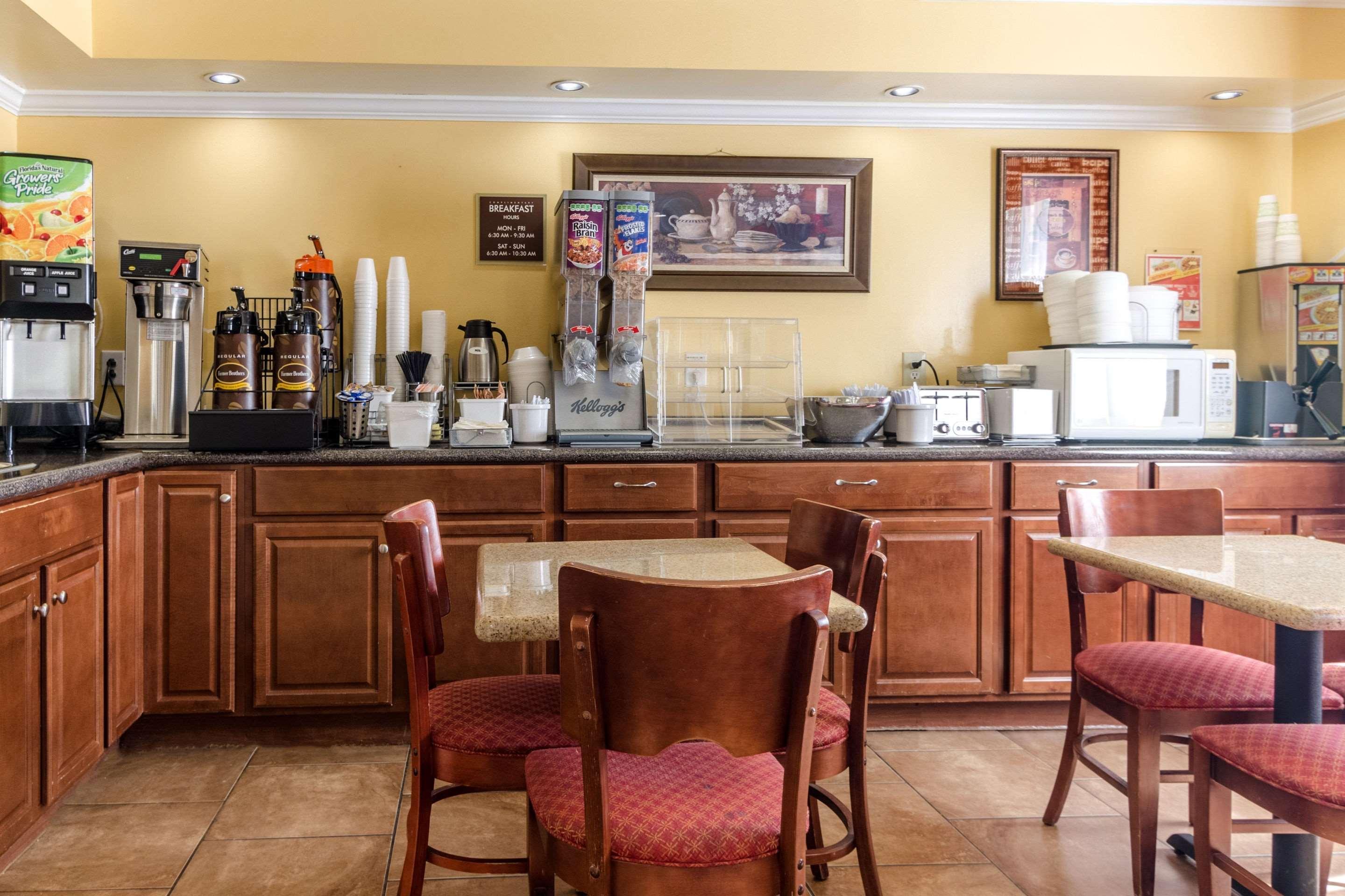 Rodeway Inn & Suites Jacksonville Near Camp Lejeune Екстер'єр фото