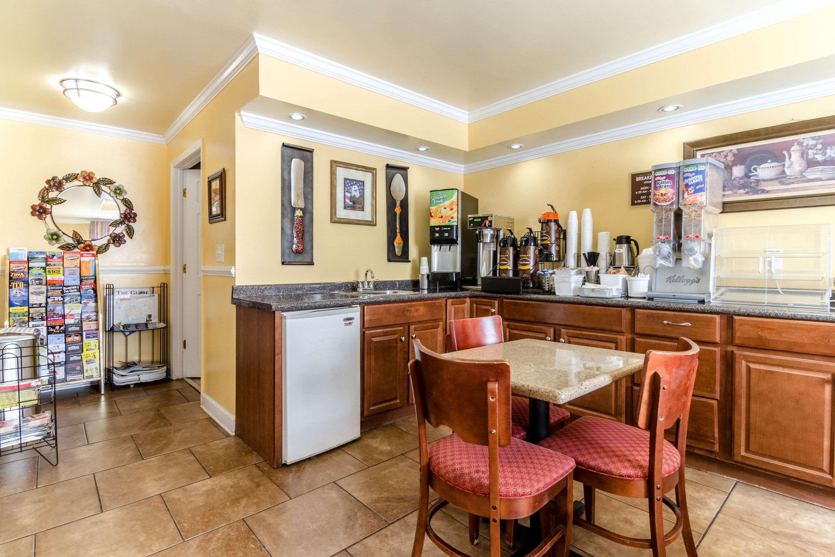 Rodeway Inn & Suites Jacksonville Near Camp Lejeune Екстер'єр фото
