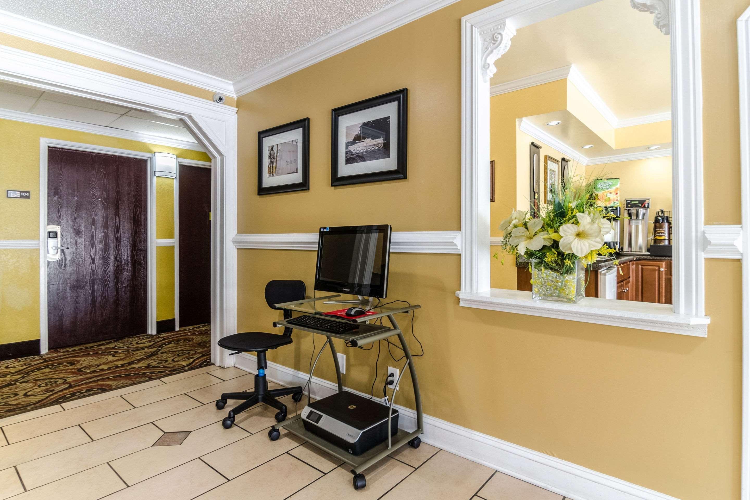 Rodeway Inn & Suites Jacksonville Near Camp Lejeune Екстер'єр фото